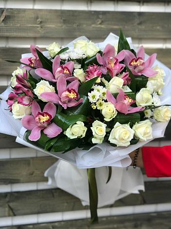Букет цветов из: Розы и Хризантемы в Усово