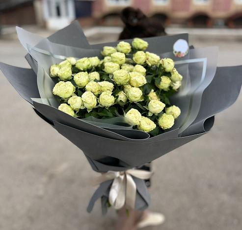 Букет Белые кустовые розы Солинеро в Усово