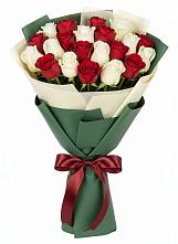 Букет Микс из красных и белых роз в Усово
