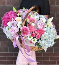 Цветочная композиция из Розы, Хризантемы, Пионы и Лизиантусы в корзине в Усово