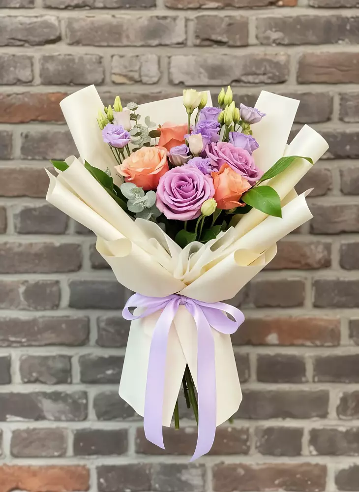 Букет цветов из: Лизиантусы и Розы в Усово