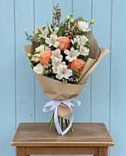 Букет цветов из:  Альстромерии, Лизиантусы, Розы и Хризантемы в Усово