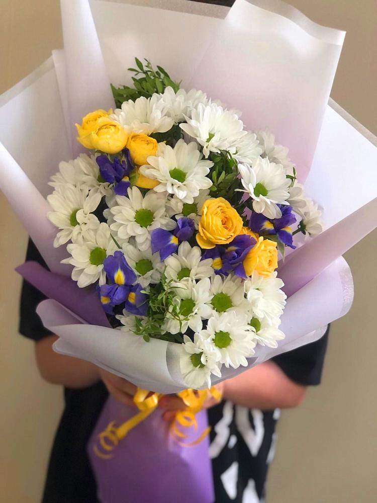 Букет цветов из: Ирисы, Хризантемы и Розы в Усово