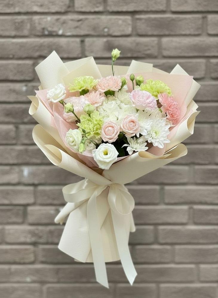 Букет цветов из: Гвоздики, Розы, Лизиантусы и Хризантемы в Усово