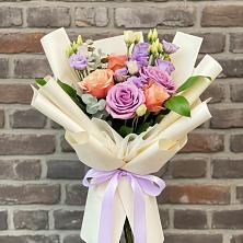 Букет цветов из:  Лизиантусы и Розы в Усово