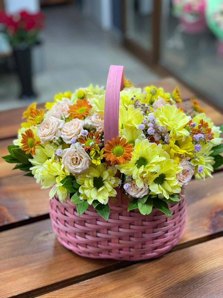 Цветочная композиция из Хризантемы и Розы в корзине в Усово