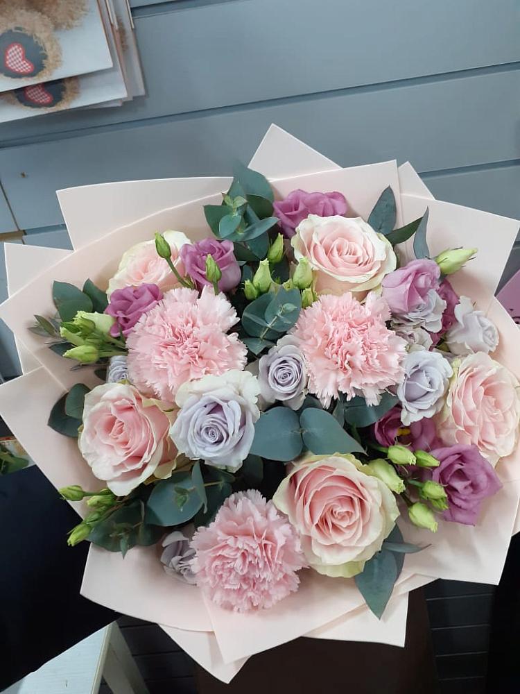 Букет цветов из: Розы, Гвоздики и Лизиантусы в Усово