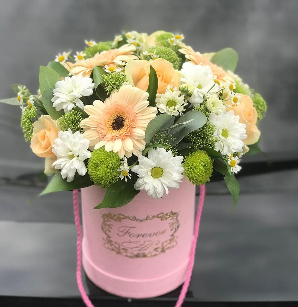 Цветочная композиция из Розы, Герберы и Хризантемы в шляпной коробке в Усово