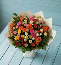 Букет Микс из разноцветных кустовых роз в Усово