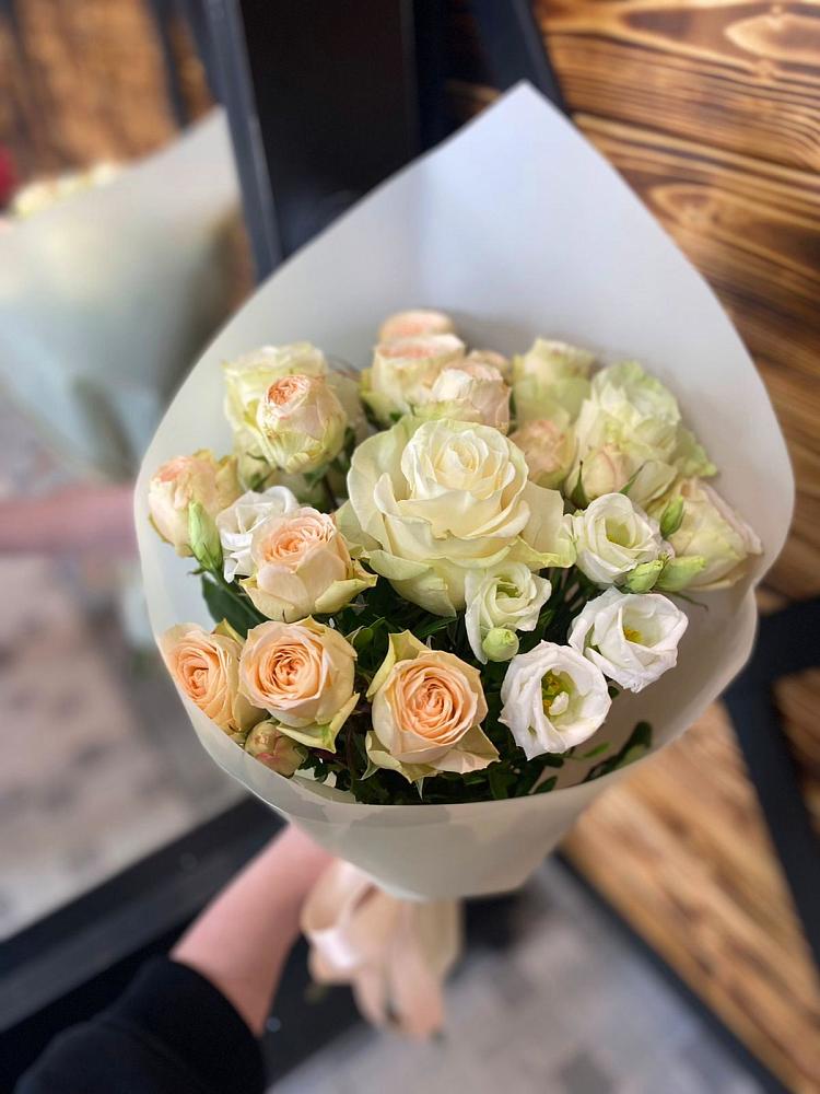 Букет цветов из: Розы и Лизиантусы в Усово